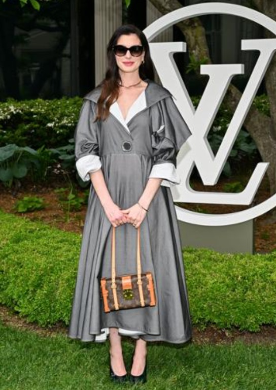 安妮夏菲維上月底出席時裝騷時，穿着連身裙的她仍未覺明顯孕態。