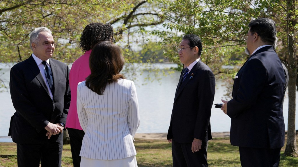 岸田文雄（右2）此行訪美到潮汐湖參觀。 路透社