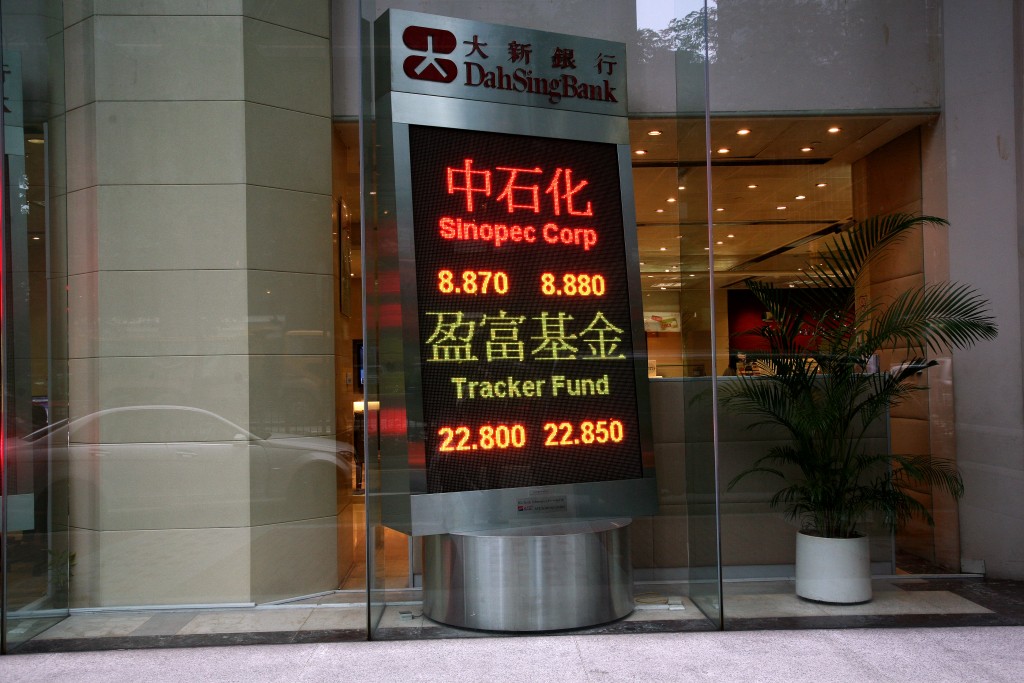 政府其後成立外匯基金投資有限公司（EFIL）管理有關股份，1999年推出盈富基金（2800），IPO集資333億港元，為當時亞洲（日本以外）最大型IPO。