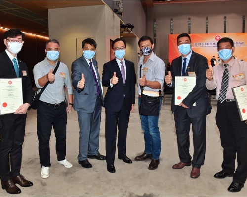 公務員事務局局長聶德權（中）與部分獲獎公務員合照。政府圖片
