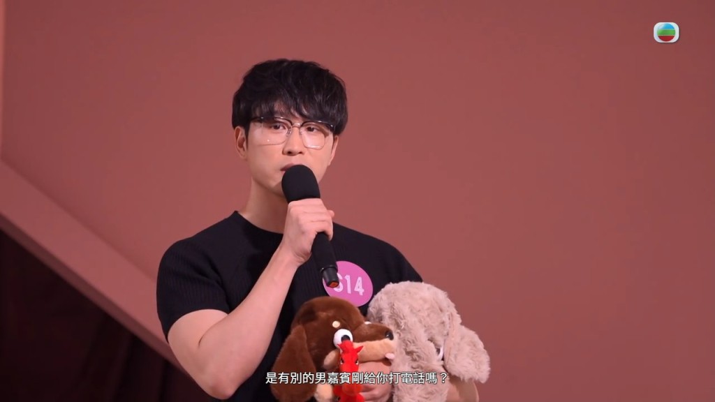 吳旭東後台緊張追問:「係有別嘅男嘉賓打畀你?」 吳旭東後台緊張追問:「係有別嘅男嘉賓打畀你?」