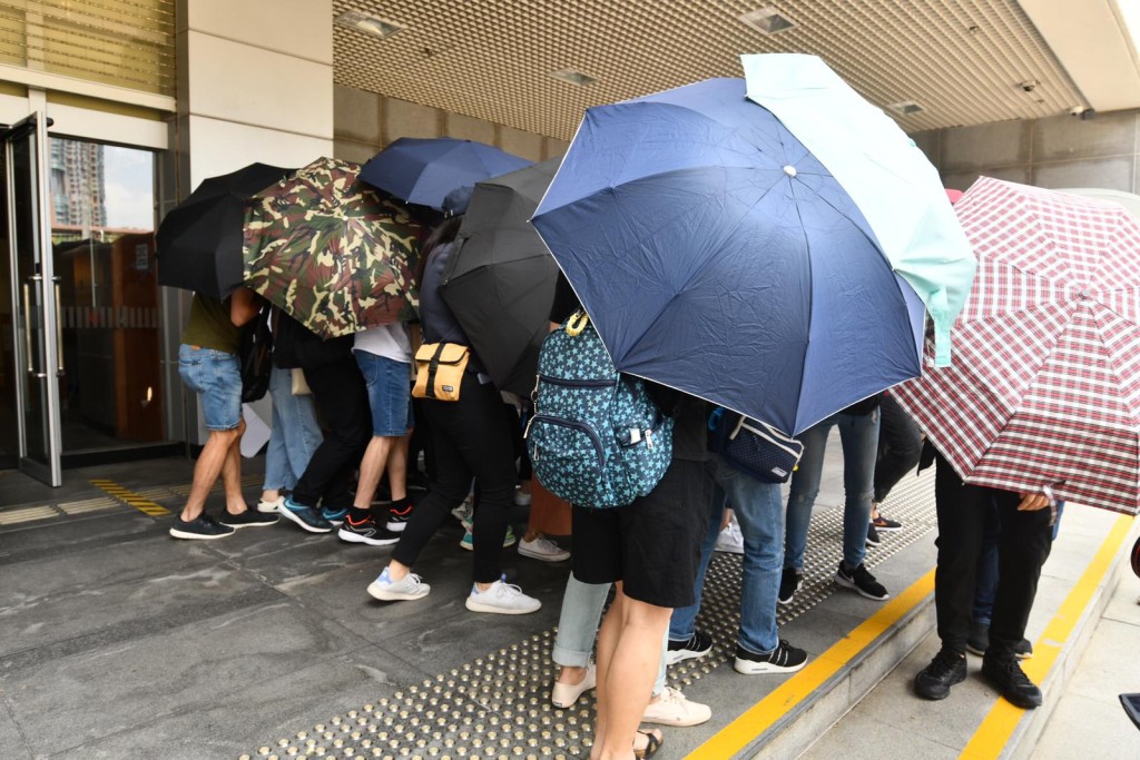被告親友離開法庭。