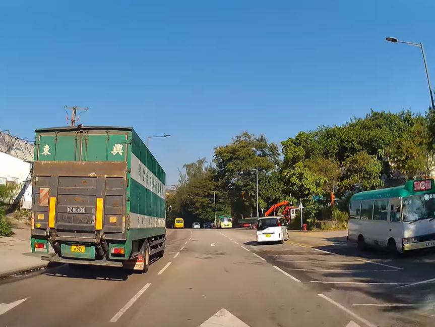 專線小巴沿文錦渡路往上水方向行駛。fb車cam L（香港群組）影片截圖