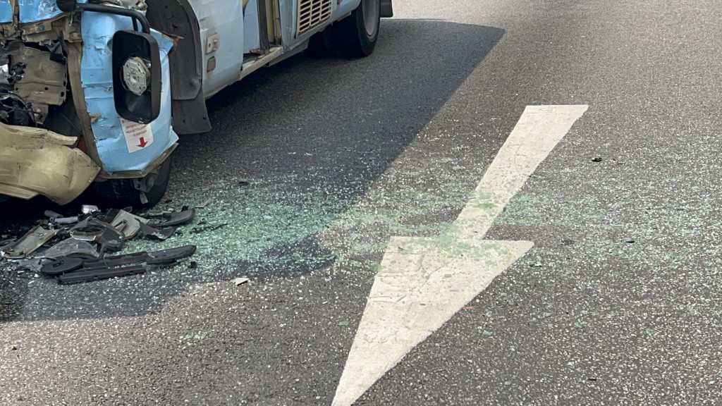 地面遗下大堆玻璃碎。