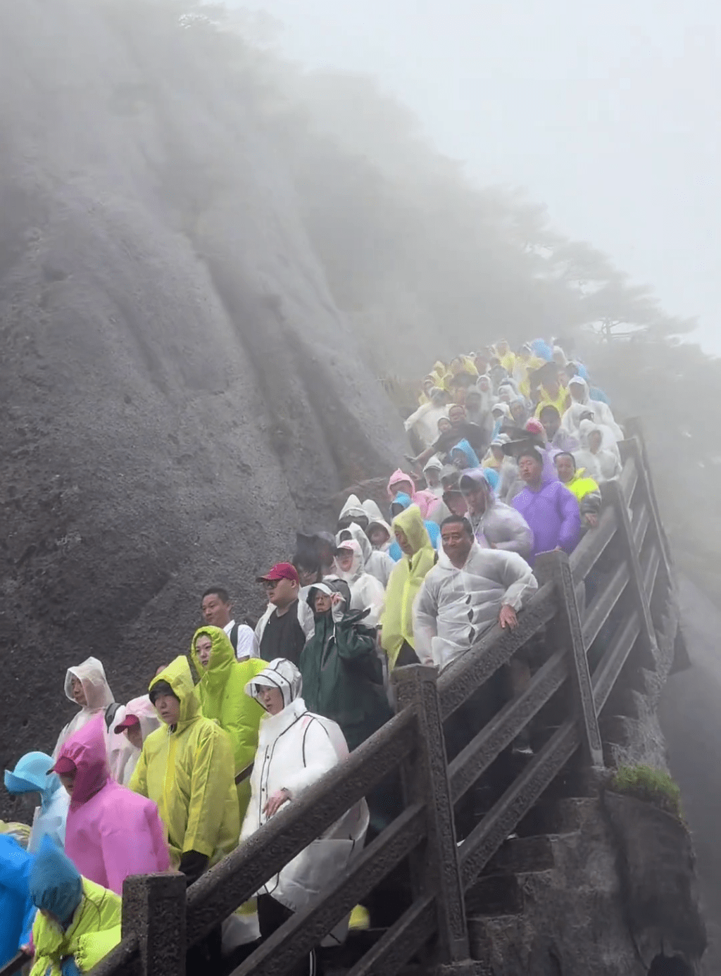 颱風白海豚為黃山帶來大風雨,纜車停擺下數百旅客冒雨「打蛇餅」落山。 抖音 颱風白海豚為黃山帶來大風雨,纜車停擺下數百旅客冒雨「打蛇餅」落山。 抖音
