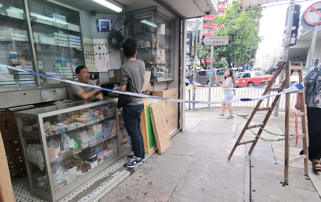 男子(小圖)負傷至麻雀店鋪對開由途人報警。林思明攝