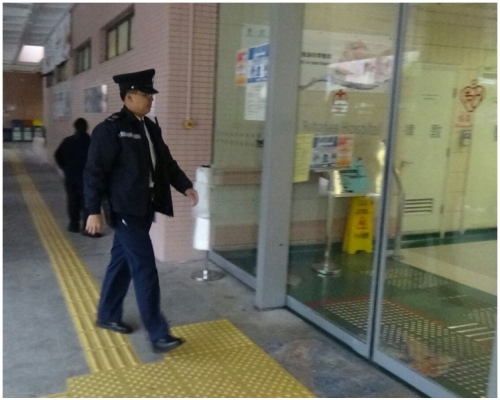 警員到醫院調查。梁國峰攝
