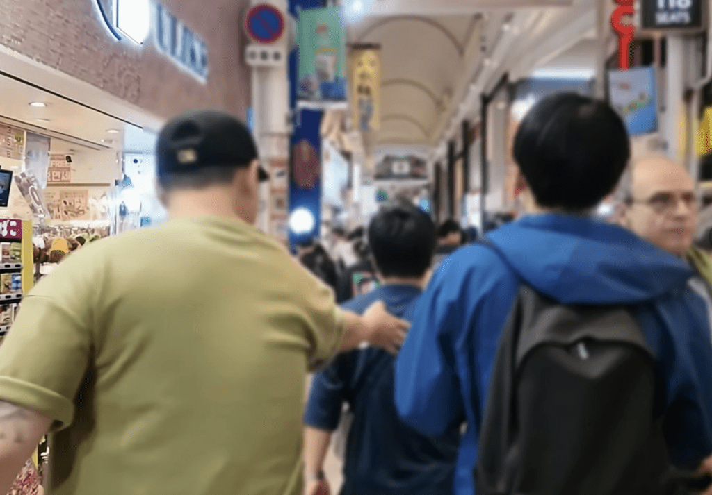 陆恩英将男子截停，并以韩文大声直斥其非，质问对方为何刻意撞人。