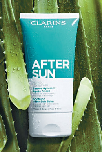 Clarins   晒后纾缓啫喱  $270  　　蕴含防晒植物复合物，并由多种植物萃取而组成，能纾缓面部和身体晒后的不适，带来冰爽感受，其啫喱质感一触即融，适合所有肌肤使用。