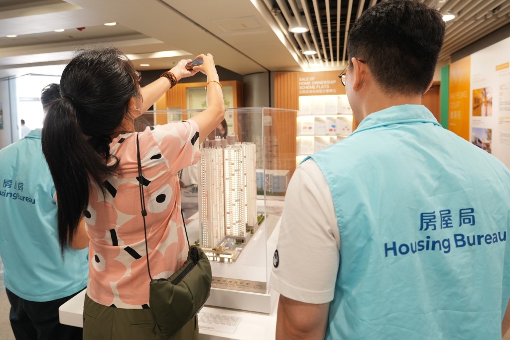 ,「解說專隊」成員隨即與配對的業主會合,並以一對一形式帶領他們參觀各個居屋項目的模型,詳細講解相關資訊。何永賢FB圖片 ,「解說專隊」成員隨即與配對的業主會合,並以一對一形式帶領他們參觀各個居屋項目的模型,詳細講解相關資訊。何永賢FB圖片