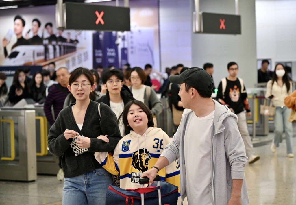 西九龍高鐵站有大批市民結束聖誕假期回港。