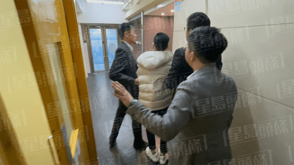 疑犯被押到辦公室搜證。楊偉亨攝