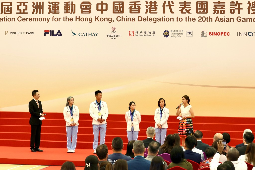 大会安排部份奖牌运动员上台分享,包括拿今届“第一金”的沈晓榆(左二起)、赛艇金牌赵显臻、空手道“形”银牌刘慕裳及空手道组手银牌曾绮婷。徐嘉华摄 大会安排部份奖牌运动员上台分享,包括拿今届“第一金”的沈晓榆(左二起)、赛艇金牌赵显臻、空手道“形”银牌刘慕裳及空手道组手银牌曾绮婷。徐嘉华摄