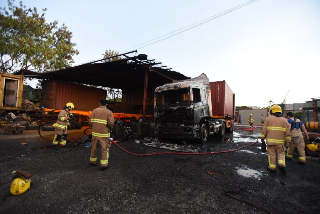 貨車車頭嚴重焚毀。