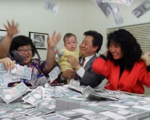 網民稱其生活清貧的女上司中六合彩後,毅然辭職買樓。電影《富貴再三迫人》截圖