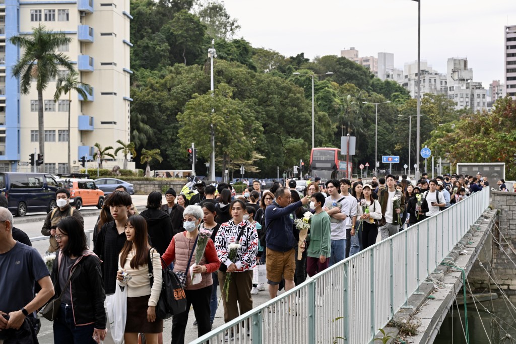 警方指，人龍已由廣福休憩處，排至太和橋單車徑附近，人龍接近兩公里。