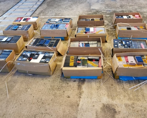 水警和海關在后海灣一帶水域展開反走私行動,檢獲3300部走私舊電話,市值約173萬元。 警方提供圖片