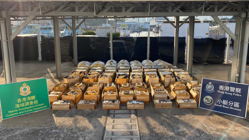 警方海關深夜大澳反走私 檢800萬元電子產品及海味。警方提供