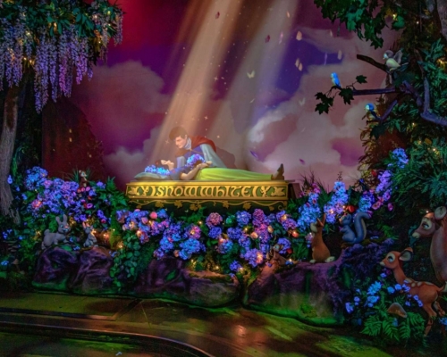 迪士尼白雪公主遊戲設施「白雪公主的魔法願望」王子吻公主一幕被批評不尊重對方，引發爭論。（網圖）