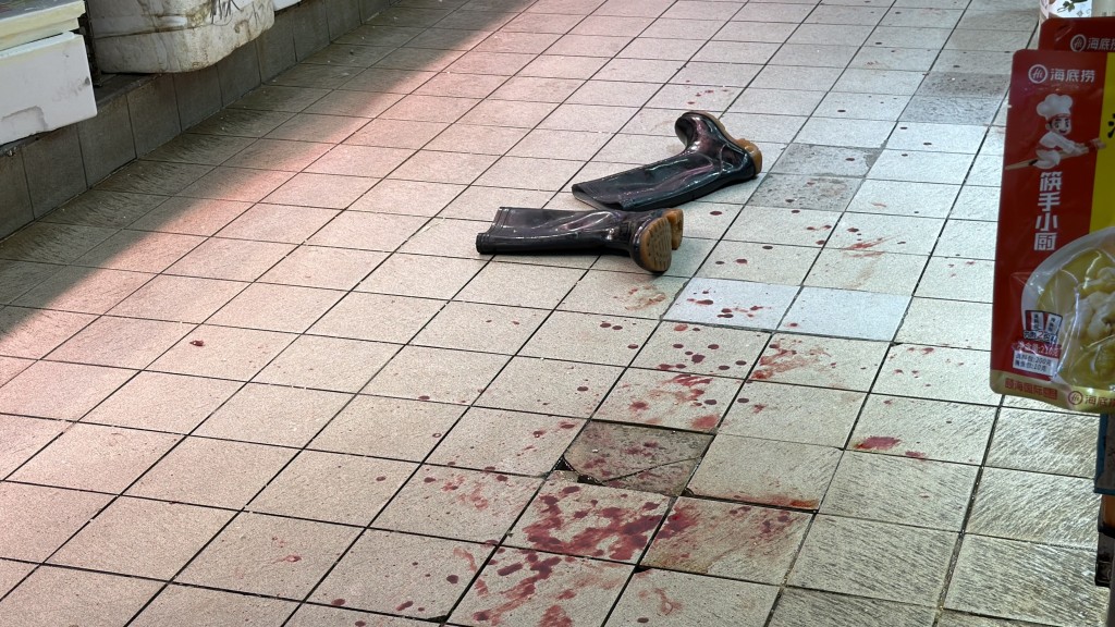 街市地面遺下一對水靴。 街市地面遺下一對水靴。