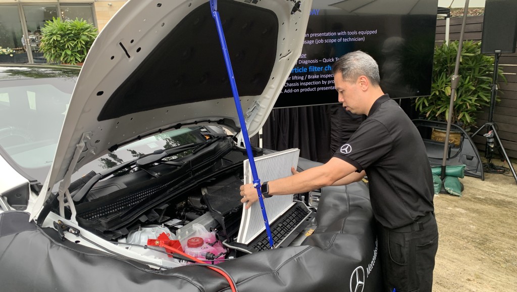 平治Mercedes-Benz香港推出全新Mobile Service服務，專業技師即場為車輛更換空氣過濾層隔