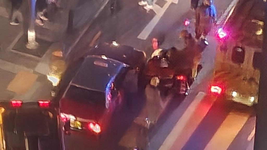 藍田麗港城校服少女過路 遭的士撞倒腳傷送院。FB:麗港城討論區