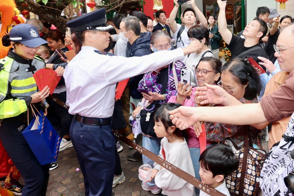 警方联同多区民政事务专员走访港岛多处，向市民拜年并派发特色利是及纪念品，推广道路安全。