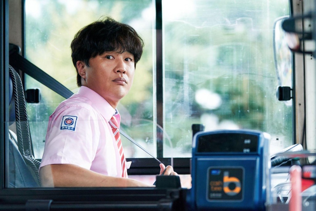 车太铉任职巴士司机，每日都会接载旌元高中的学生，包括李正河。