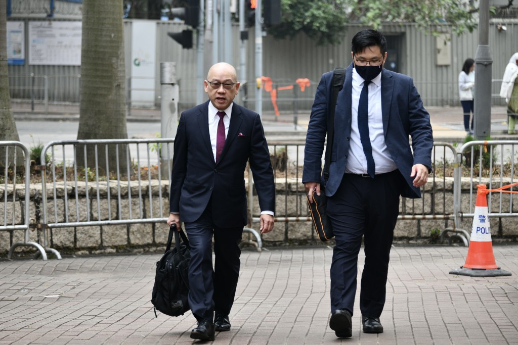 代表黎智英的资深大律师彭耀鸿（左）。卢江球摄