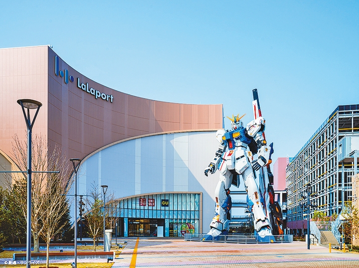LaLaport福岡，以巨大的高達擺設吸引遊人目光。
