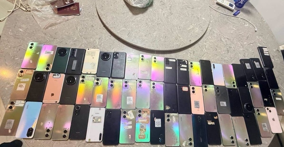 執法人員在現場查獲大批手機。 柬中時報 執法人員在現場查獲大批手機。 柬中時報