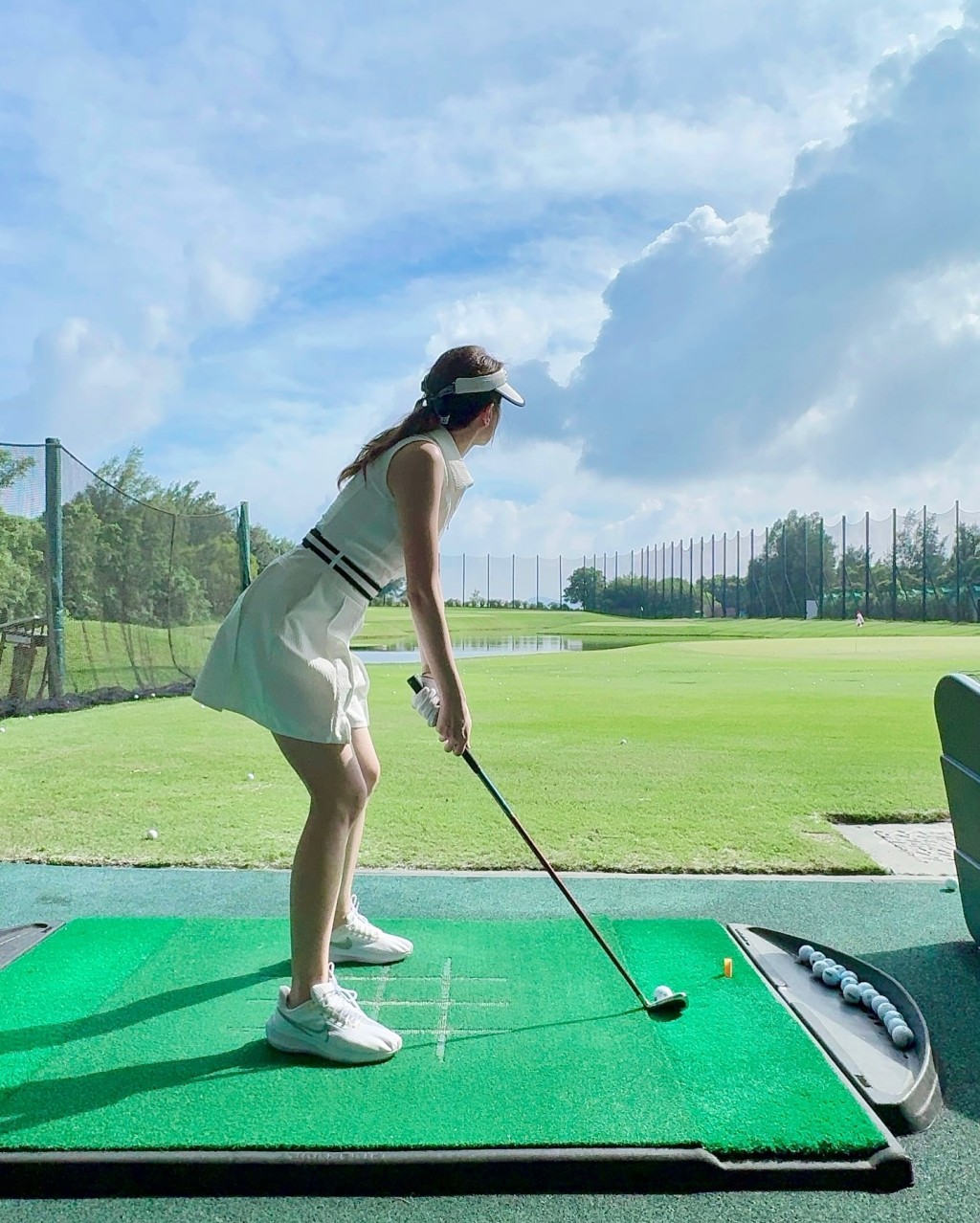 徐淑敏日前在IG分享打高尔夫球的照片，以英文留言说：「学习新运动，永远也不会太迟。」