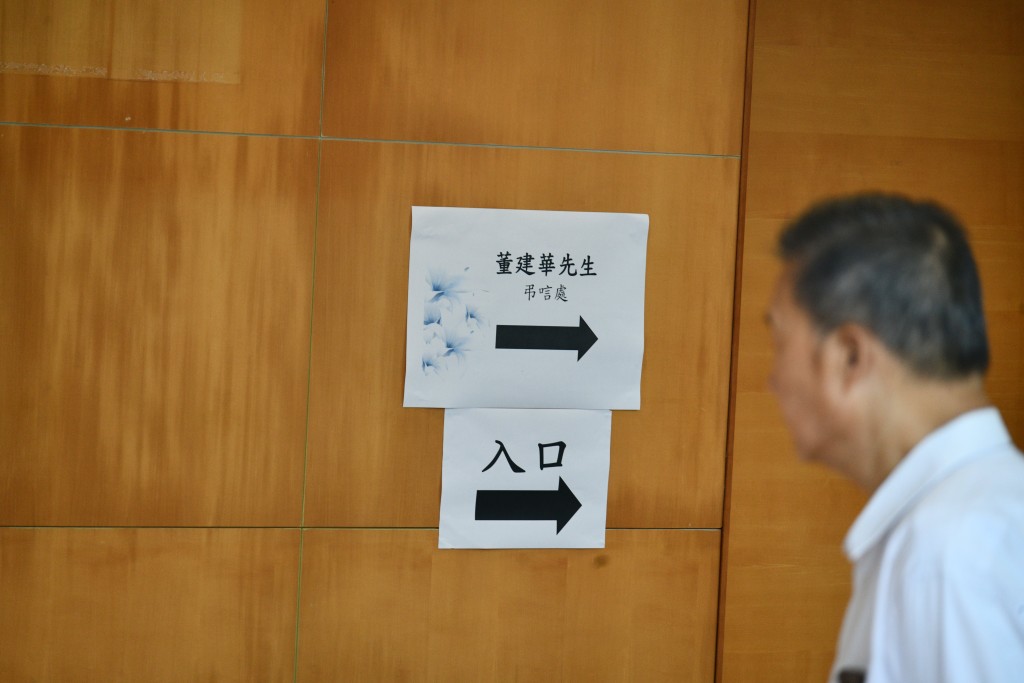 民政事務總署今日(18日)起一連3日設置3個弔唁處,供市民簽署弔唁冊。 民政事務總署今日(18日)起一連3日設置3個弔唁處,供市民簽署弔唁冊。