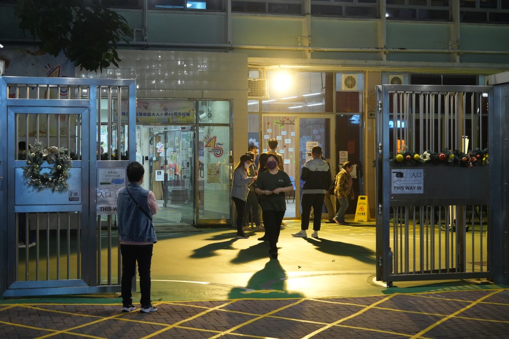 《星島頭條》記者晚上在新蒲崗保良局陳南昌夫人小學票站所見，職員要求票站內的選民到室外等待。劉駿軒攝
