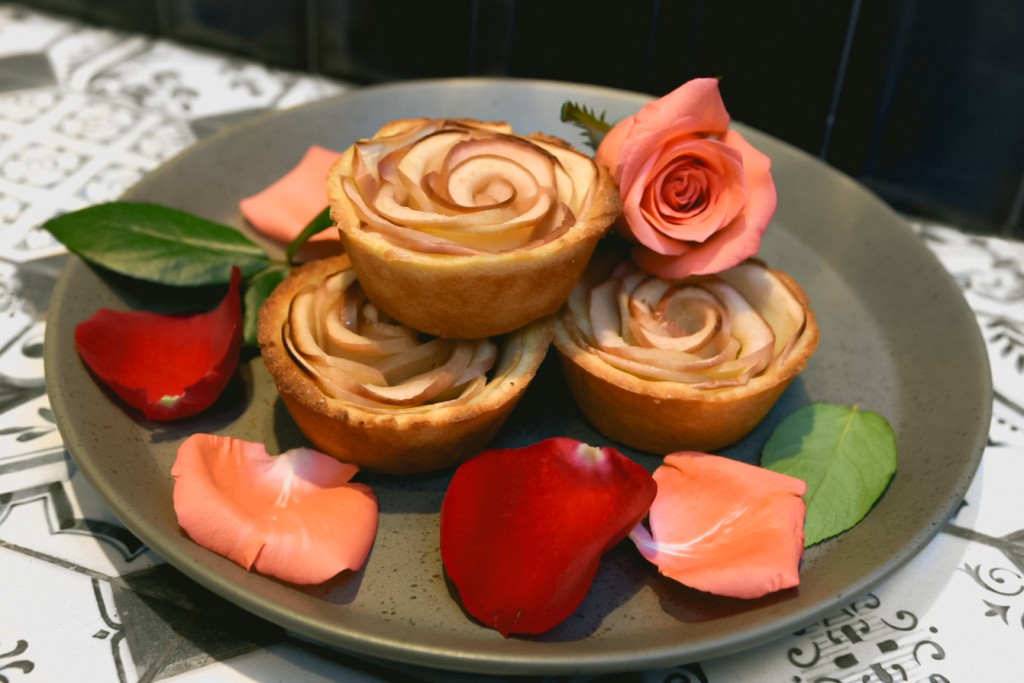 法式玫瑰蘋果撻（$45）造型漂亮。