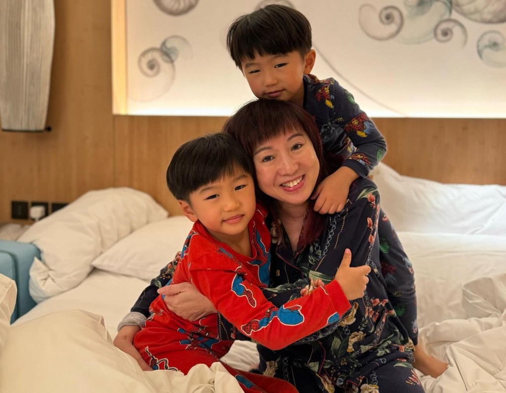 梅小青到酒店度假，揽住两个孙仔打卡。