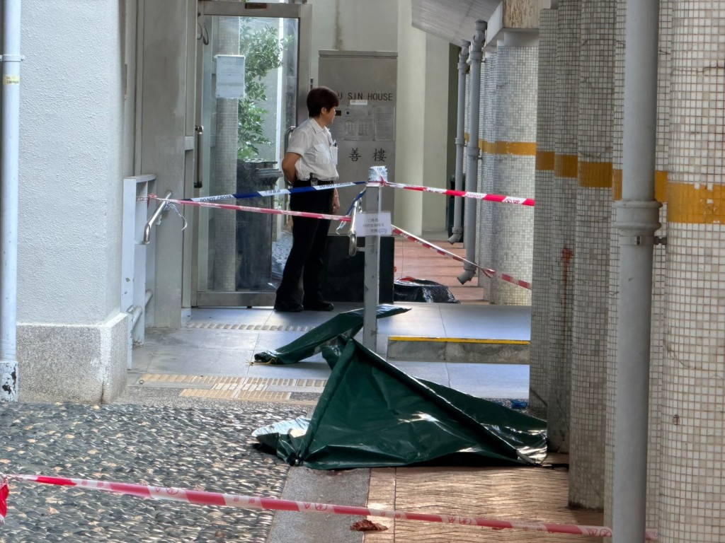 人員經現場檢驗後,證實該名男子已當場不治。 人員經現場檢驗後,證實該名男子已當場不治。