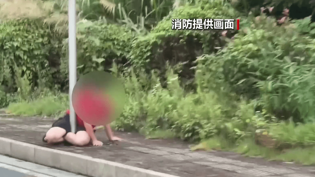 内地网上流行一种名为“盘腿抱柱”的挑战。