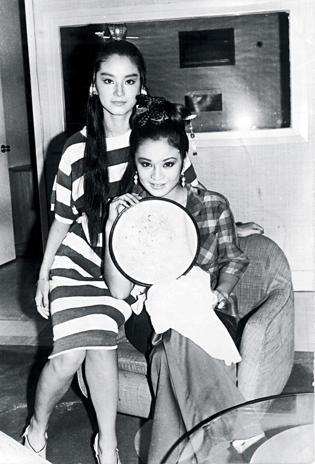 林青霞（左）與張艾嘉於1977年在《金玉良緣紅樓夢》中分飾賈寶玉及林黛玉。