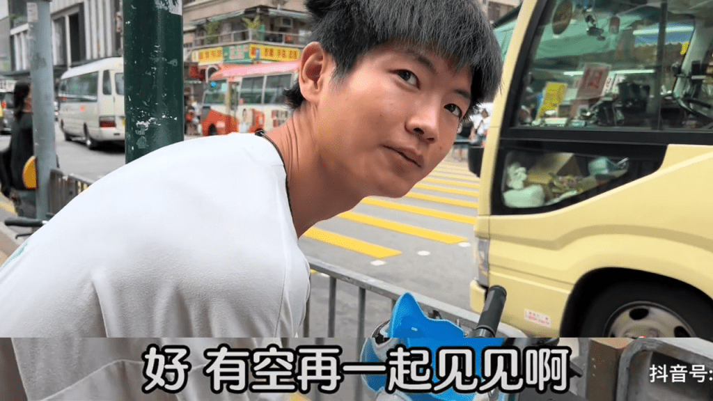 彬仔吃完飯，做完訪問又開始送外賣。