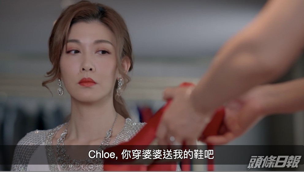 楊茜堯（前名楊怡） 楊茜堯雖然已經離巢TVB，但今年都有一部TVB劇集作品，就是大受中港兩地網民熱捧的《家族榮耀》！楊茜堯再度發揮「黑化」本領，由單純的財經記者主播變成豪門陰險闊太，演技精湛！