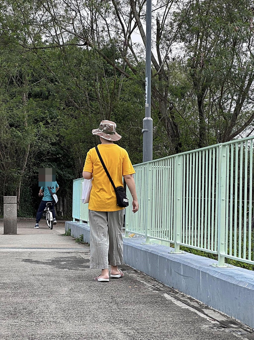 黃衫女子走來會合。fb:上水,粉嶺,大埔分享群 黃衫女子走來會合。fb:上水,粉嶺,大埔分享群
