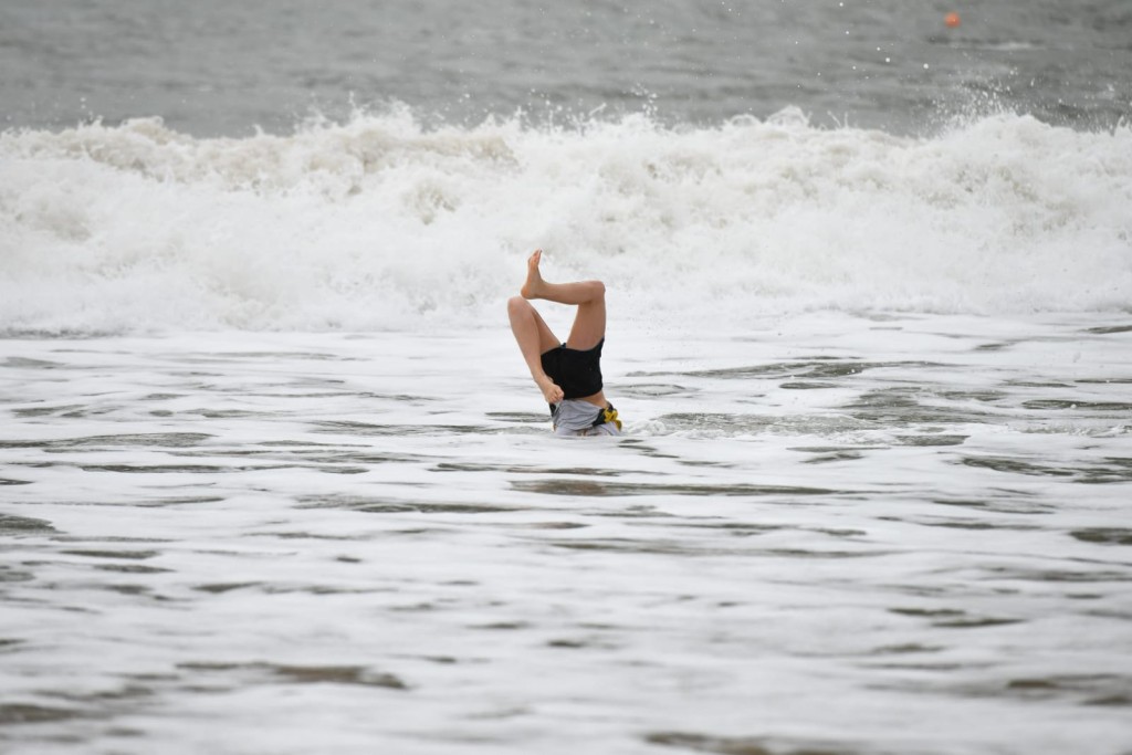 泳客趁風暴吹襲下滑浪衝浪。