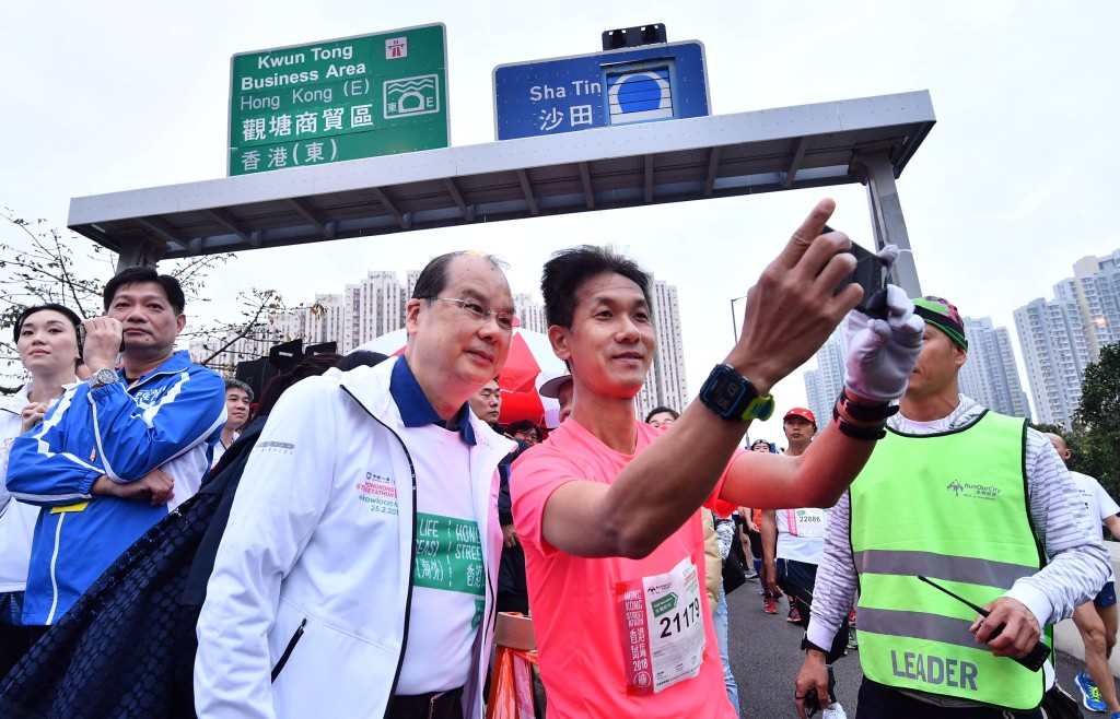 張建宗與跑手合照。