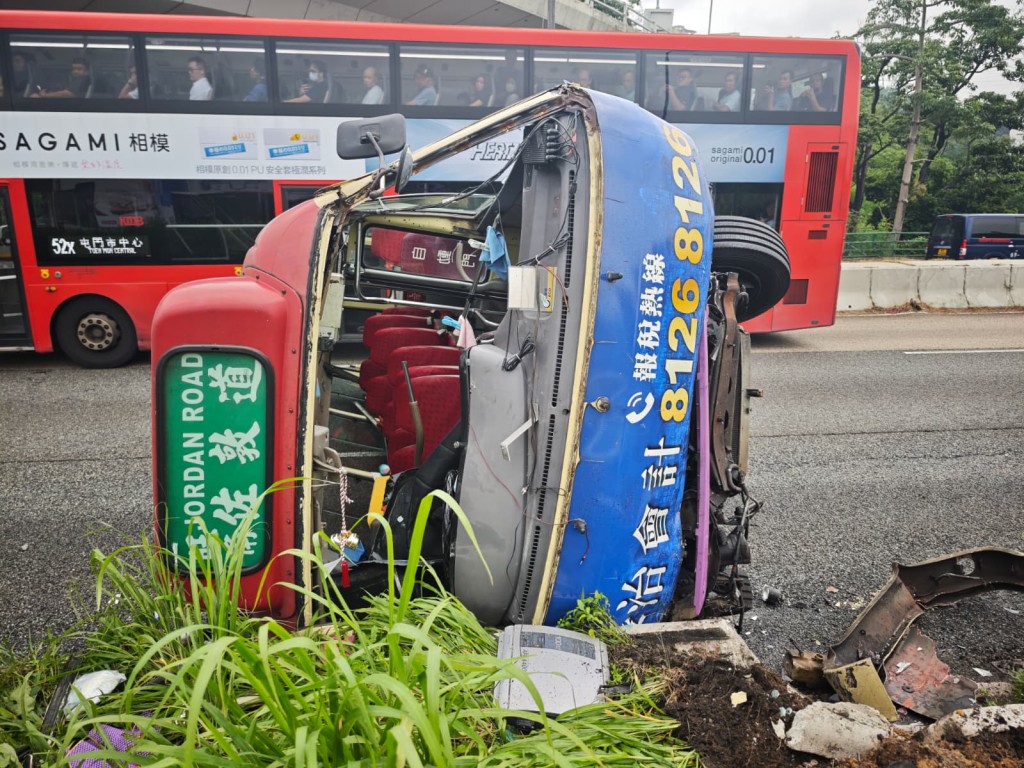 小巴翻側橫亘路上。 小巴翻側橫亘路上。