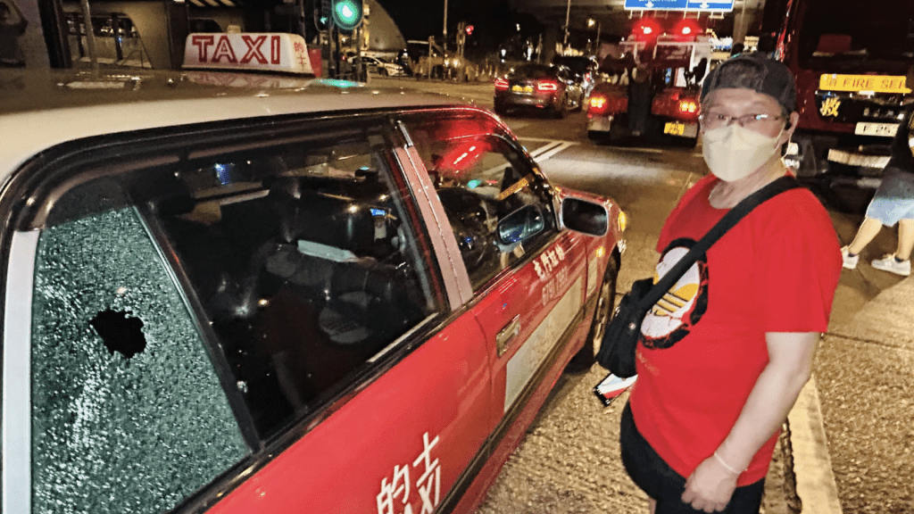 碎石擊破其中一輛的士的車窗,傷及車內一對男女乘客。蔡楚輝攝 碎石擊破其中一輛的士的車窗,傷及車內一對男女乘客。蔡楚輝攝