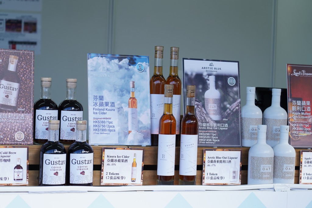 「香港美酒佳肴巡礼」（Wine & Dine）期间，市民开怀畅饮。（资料图片）