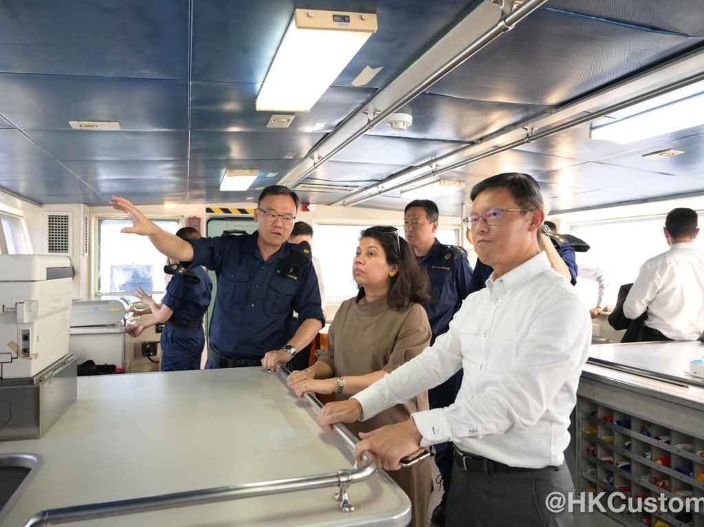 代表團到訪港珠澳大橋香港口岸旅檢大樓、葵涌海關大樓，以及位於昂船洲的海關船隊基地。香港海關fb