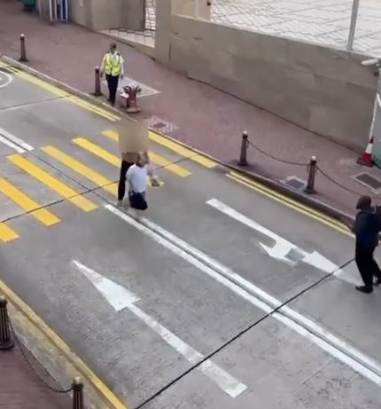 赤膊男追趕外傭。網片截圖