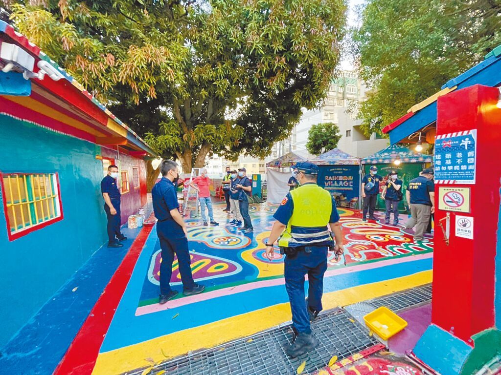 2022年台中市彩虹眷村彩繪牆遭文創業者塗漆。 中時